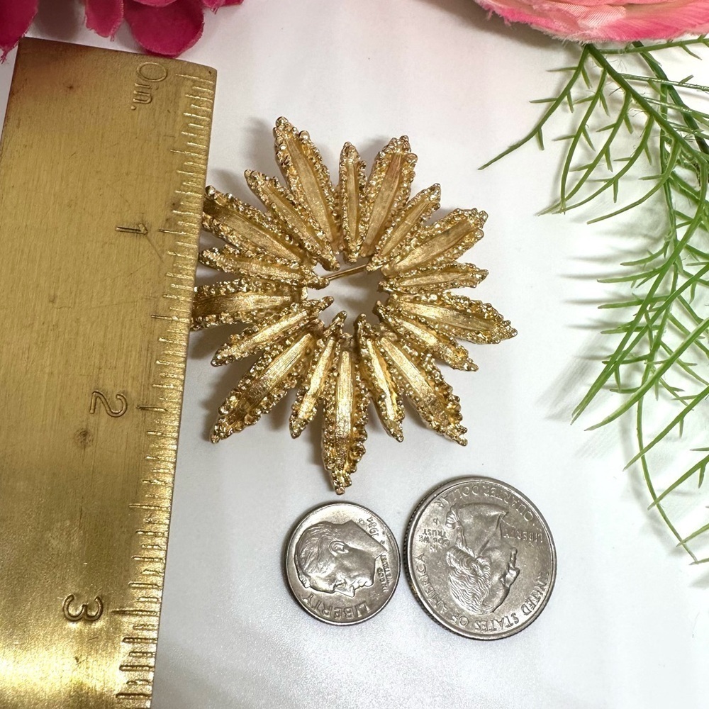 VINTAGE⚜️RARE Golden Sunburst AVON Brooch - Picture 6 of 6